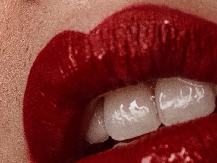 Logra un acabado perfecto con esta serie de pasos para unos labios rojos ardiente. | Pexels