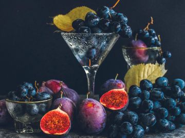 El resveratrol lo puedes encontrar en todos aquellos frutos oscuros o rojos como uvas, arándanos e higos, además de otras presentaciones concentradas | Créditos Pexels