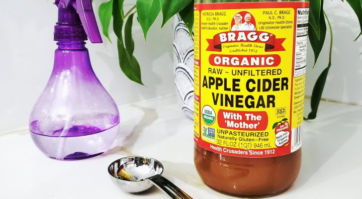 Aplicar un poco de vinagre de manzana por las noches sirve como tónico para el rostro | Crédito Pexels