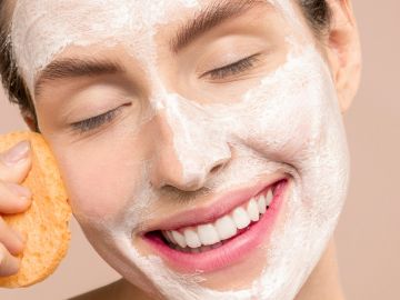 Encuentra tu cepillo ideal para cuidar de tu cara de modo correcto durante la exfoliación | Crédito Pexels