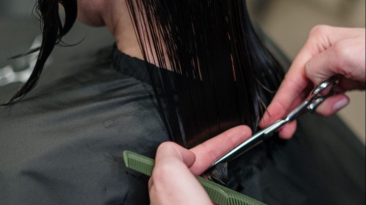 Hacer un buen corte requiere una buenas tijeras, un lugar iluminado y espacio para moverte. | Crédito Pexels