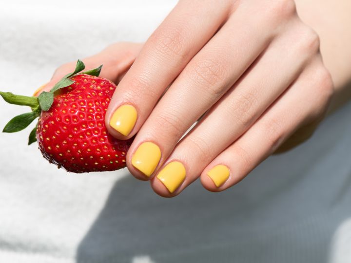 Nail art usando el Pantone de 2021