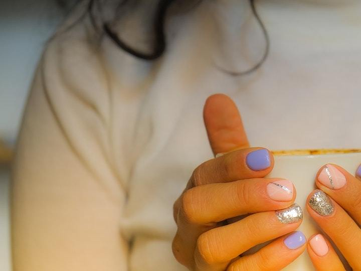 ideas de nail art minimalista que todas podemos hacer en casa