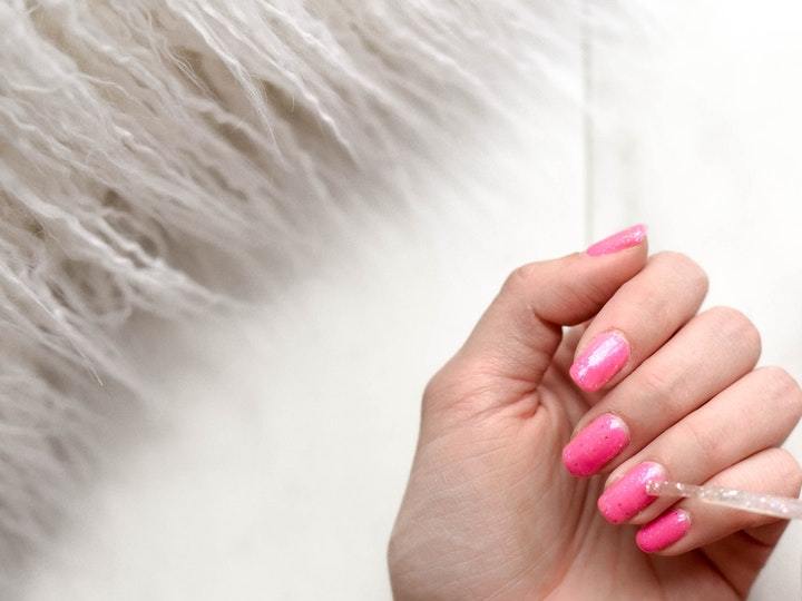 cómo retirar esmalte con glitter