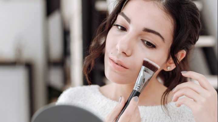 Bases "No make up effect" es parte de las propuestas de belleza en primavera | Crédito Pexels
