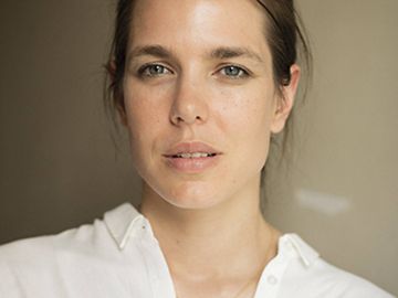 Carlota Casiraghi con una impecable camisa blanca en el congreso de filosofía de Montecarlo | Crédito Getty Images.