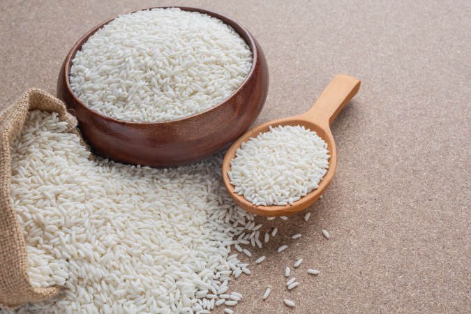 Cómo usar el agua de arroz para fortalecer y dar brillo al cabello