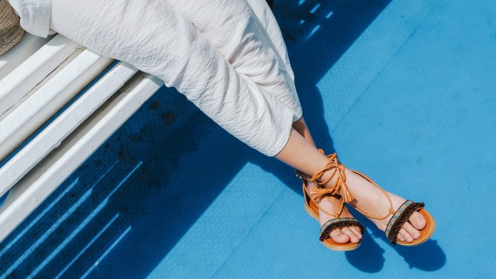 Cuida de tus pies con juanetes con calzado amplio | Crédito Pexels