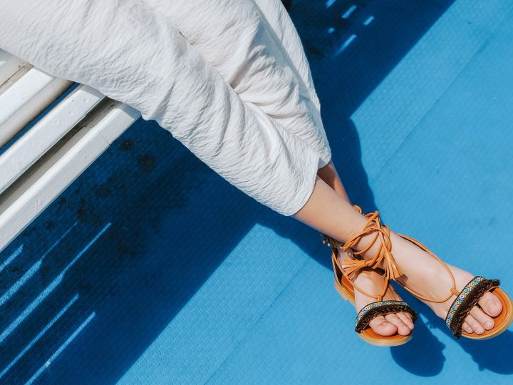 Cuida de tus pies con juanetes con calzado amplio | Crédito Pexels