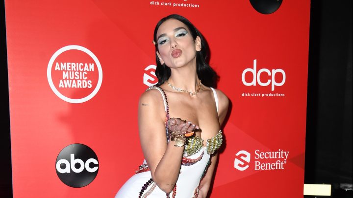 Dua Lipa diosa del estilo retrofuturista | Crédito Getty Images
