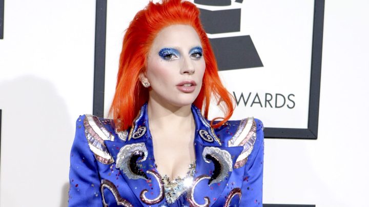 Lady Gaga luciendo un maquillaje de Haus Laboratories en el que imita a David Bowie | Crédito Mezcalent
