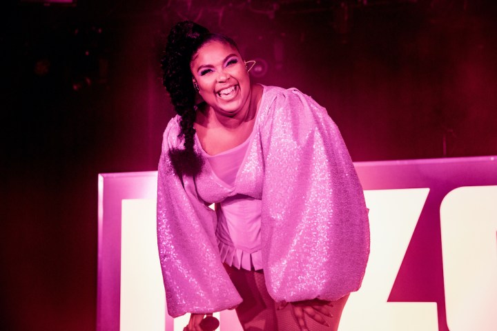 Lizzo probó los famosos leggings de Amazon que levantan las pompas y esta fue su reacción