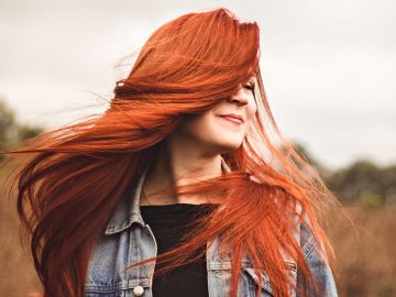 Pelo rojo con tintes naturales | Crédito Pexels