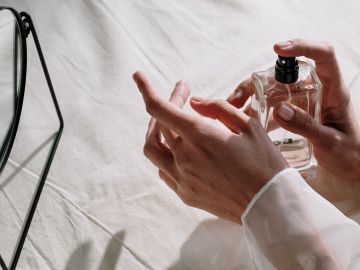 Haz que tu perfumes perdure más con la técnica de layering | Crédito Pexels