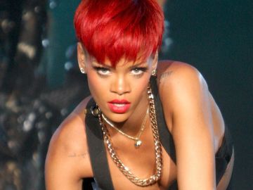 Rihanna con pelo rojo | Crédito Mezcalent
