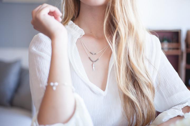 accesorios minimalistas de joyería que te harán ver elegante con cualquier outfit