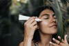 Cremas solares contra rayos UV para piel con acné
