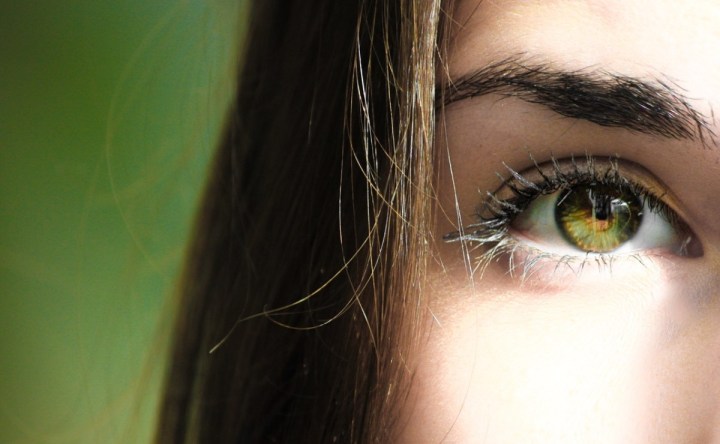como tratar la caspa en las cejas
