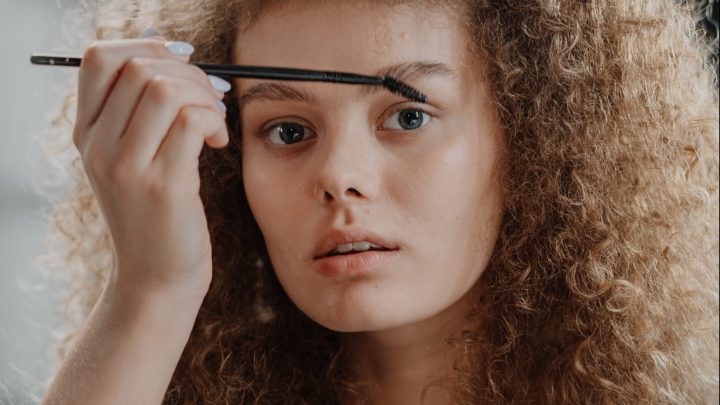 Cejas perfectas con tinte | Créditos Pexels