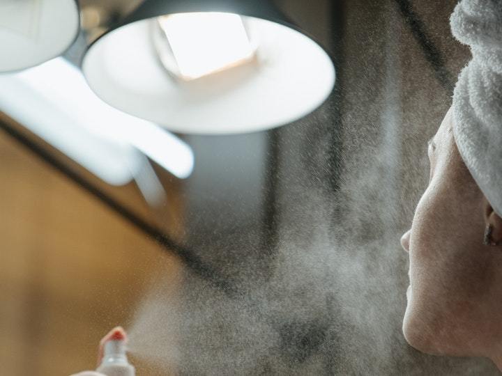 cómo usar spray fijador para el maquillaje