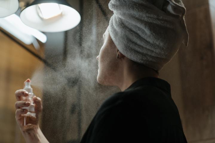 cómo usar spray fijador para el maquillaje