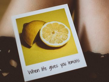 cuando la vida te da limones, haz limonada o aplícalo sobre la piel | Crédito Pexels