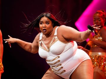 lizzo vestido transparente kim kardashian