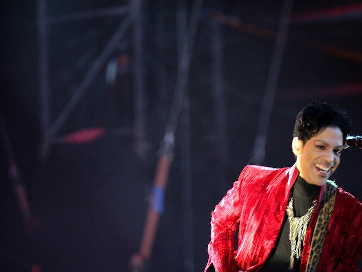 Los outfits más icónicos de Prince en el escenario