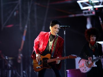 Los outfits más icónicos de Prince en el escenario