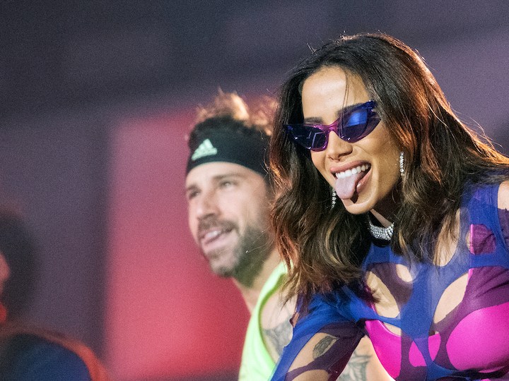 peinados súper glam inspirados en Anitta, la popular cantante brasileña