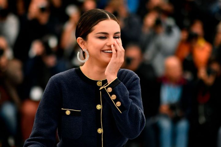 selena gomez look rubio platinado