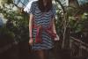 prendas y accesorios para usar con un vestido con rayas