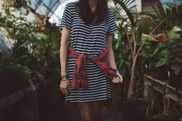 prendas y accesorios para usar con un vestido con rayas