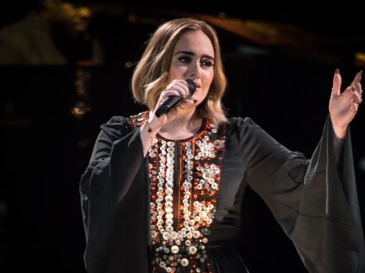 adele vestido tie dye
