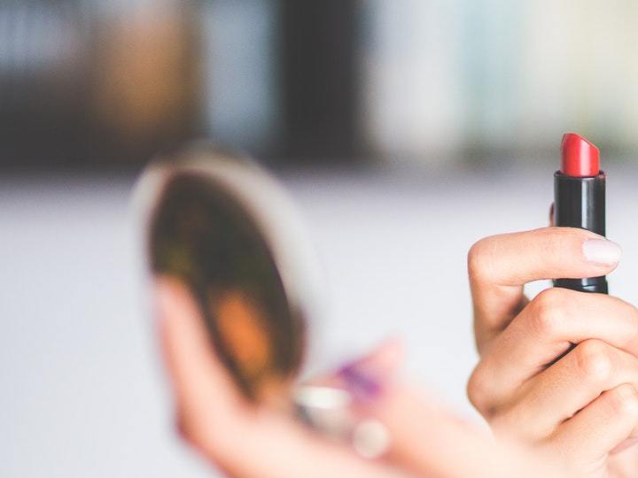 Truco con hisopo para ponerse labial