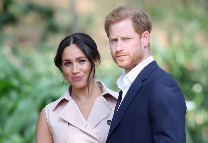 camiseta raising the future meghan markle