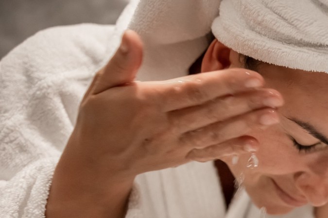 como usar el agua de rosas en la piel