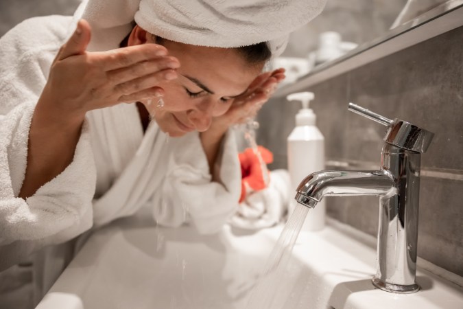 como usar el agua de rosas en la piel