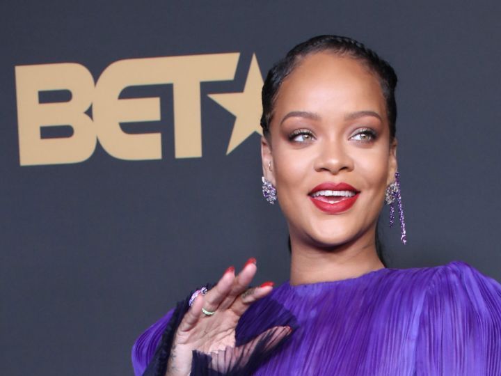 rihanna vestido y sandalias crochet