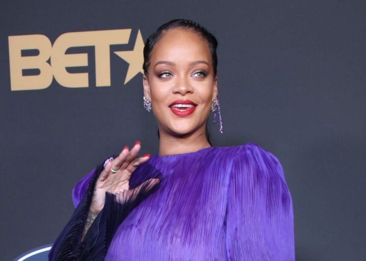 rihanna vestido y sandalias crochet
