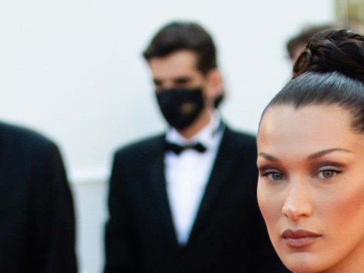 bella hadid collar árboles