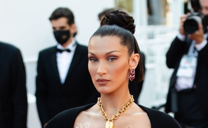 bella hadid collar árboles