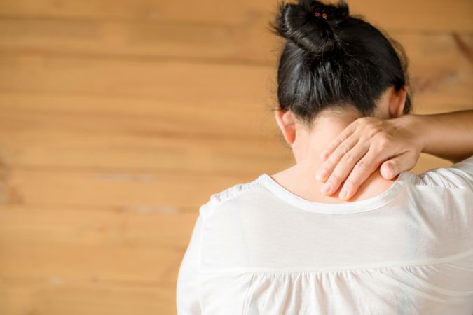 por que slae acne en la espalda