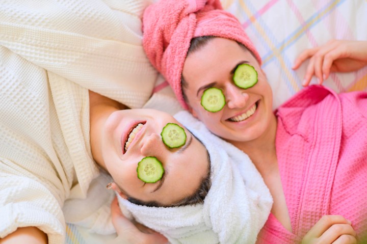 beneficios del pepino en la piel de los ojos