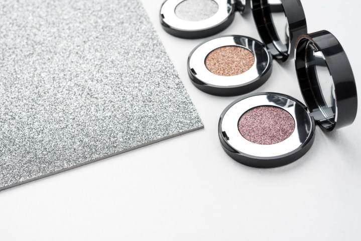 como aplicar sombras con glitter