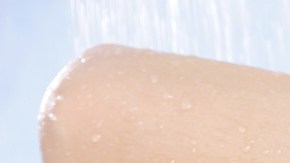 lavar cabello con caspa