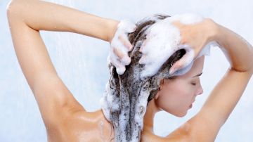lavar cabello con caspa