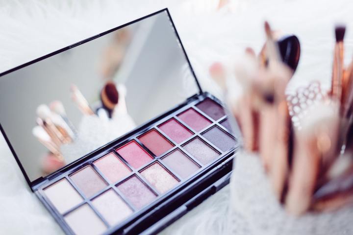 maquillaje con sombras rosas