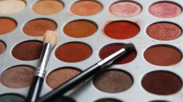 maquillaje con sombras rojas