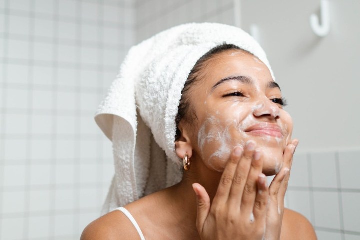 como funcionan los ingredientes de los limpiadores faciales